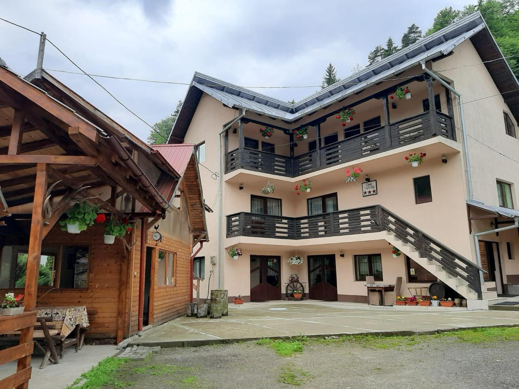 Hotel Lip Si Ely Dîmbovicioara Esterno foto