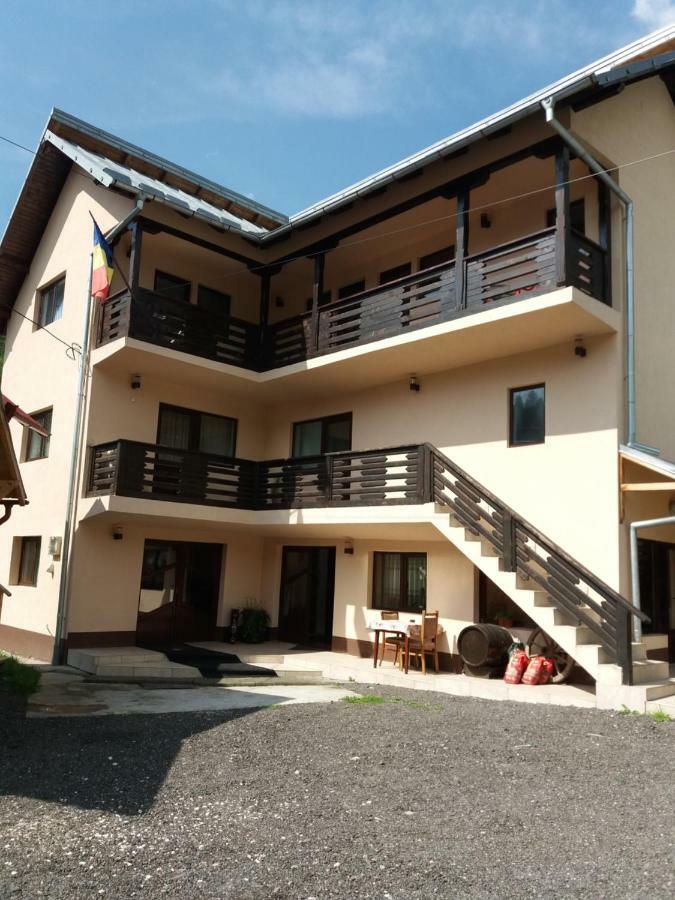 Hotel Lip Si Ely Dîmbovicioara Esterno foto